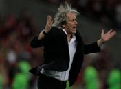 Jorge Jesus gesticula à beira do gramado na semifinal contra o Grêmio, no Maracanã