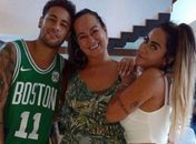 Mãe defende Neymar e pede para craque se concentrar em jogar: 'Perdoe essa menina'