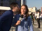 Torcedor tenta beijar repórter da TV Globo à força na Rússia