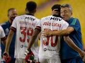 Técnico do Flamengo, Domenec Torrent comemora vitória sobre o Barcelona, no Equador 