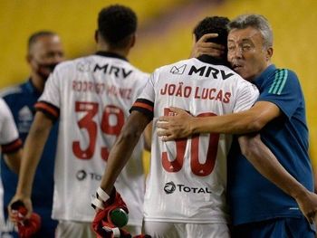 Técnico do Flamengo, Domenec Torrent comemora vitória sobre o Barcelona, no Equador 