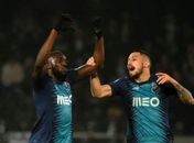 Marega repreendendo gritos racistas da torcida do Vitória de Guimarães