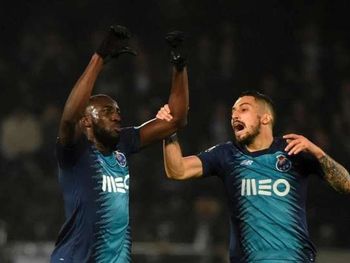 Marega repreendendo gritos racistas da torcida do Vitória de Guimarães