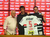 Ao lado de Leco e Vinicius Pinotti, Diego Lugano recebeu uma camisa assinada pelo grupo do São Paulo (Foto: Sergio Barzaghi/Gazeta Press)