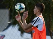 Em recuperação de cirurgia no joelho direito, Vitor Bueno pode ser 'reforço' do Santos (Foto: Ivan Storti/ Santos FC)