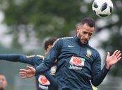 Inflamação no joelho acentua perda de espaço de Renato Augusto na seleção