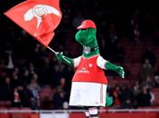 Ozil se oferece para pagar salário de mascote do Arsenal, demitido por corte de custos