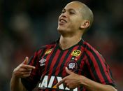 Marcos Guilherme foi revelado pelo Atlético-PR (Foto: Rodolfo Buhrer/La Imagem/Fotoarena/Folhapress)