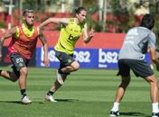 Após saída de Pará, Flamengo acerta venda de Trauco ao Saint-Étienne, da França