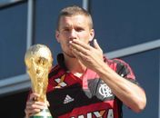 Podolski elogia nova camisa do Flamengo e anima torcedores rubro-negros na web