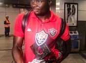 Caicedo ganha presente no desembarque do Vitória em Salvador