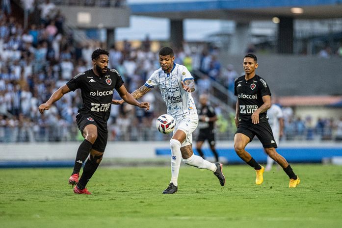 Com dois gols de pênalti, CSA bate o Botafogo-PB e entra no G8 da Série C

