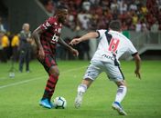 Após goleada, jogador do Vasco critica volta no mesmo voo do Flamengo: 'Horrível'