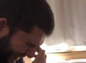 Comentarista do EI descobre que mãe se curou da Covid-19 e se emociona