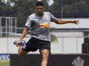Éderson cita Paulinho e se coloca à disposição no Corinthians