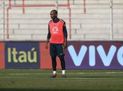 Fernandinho pode ficar com a vaga de Douglas Costa