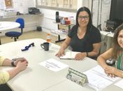 Felipe Feijó em reunião com as professoras do IEFE, Leonéa Santiago (à esquerda) e Maria do Socorro (à direita)