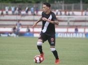 Rildo não foi expulso pela jogada violenta, o que também causou a suspensão do árbitro do jogo (Foto: Carlos Gregório Jr./CRVG)
