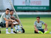 Visitado por Hernanes, Jean brinca e pede ajuda contra o Corinthians