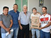Secretário recebe troféu dos jogos da Integração do Servidor