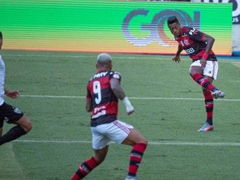 Bruno Henrique erra passe para Gabigol na estreia do Brasileiro 