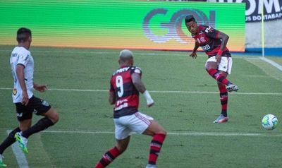 Bruno Henrique erra passe para Gabigol na estreia do Brasileiro 