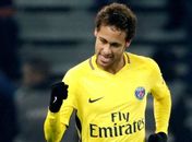 Jeitinho brasileiro: Neymar celebra marca com gols na base e supera Messi