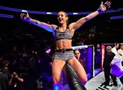 Beldade brasileira estreia no UFC vencendo a americana Pearl González.