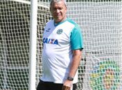 Hélio dos Anjos vê Goiás mais encorpado após decisões e valoriza espaço na Copa do Brasil