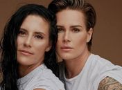 Jogadoras da seleção dos EUA de futebol anunciam noivado: ‘Ela disse sim’, diz Ashlyn Harris