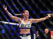 Cris Cyborg luta com cautela, domina Evinger e leva título dos penas do UFC