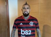 Após elogio, Flamengo presenteia chileno Arturo Vidal com uniforme