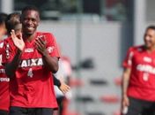Flamengo avalia datas para jogo de despedida de Juan, que prefere amistoso