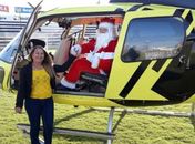 Transportado pelo Falcão 04, Papai Noel é recepcionado por funcionária do ASA no Fumeirão