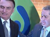 Antes de jogo da Seleção, presidente da CBF entrega placa a Bolsonaro