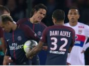 Dani Alves nega que tenha recusado dar bola a Cavani por Neymar: "Eu ia chutar"