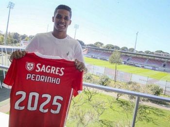 Pedrinho exibe camisa do Benfica 
