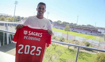 Pedrinho exibe camisa do Benfica 
