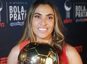 Marta recebe “Bola de Ouro”, homenagens e brinca com acesso do CSA
