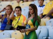 Torcedora pinta o corpo com a bandeira do Brasil e rouba a cena no Maracanã