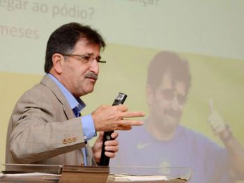René Simões aconselha treinadores (Foto: Reprodução/Facebook)
