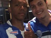 Atacante Niltinho com o médico Caio Santos