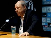 Peres volta ao Brasil em meio a crise e é cobrado por explicações no Santos