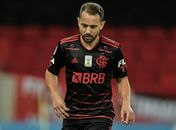 Éverton Ribeiro sente dores no joelho e será reavaliado nesta sexta