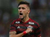 Arrascaeta curte publicação pedindo a saída de Abel Braga