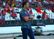Técnico Junior Rocha acompanha o jogo do CRB