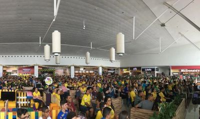 Torcedores assistem jogos do Brasil no Shopping de Arapiraca