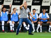 Jair não fala de arbitragem e aprova novo esquema do Corinthians
