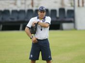 Léo Goiano ficou aguardando os jogadores no gramado (Foto: Fábio Costa/O Liberal)