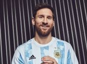 Com Messi, Argentina lança nova camisa principal para Copa América e eliminatórias
